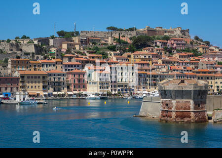 L'Italia, Elba, Portoferraio, Martello Tower & Darsena Medicea Foto Stock