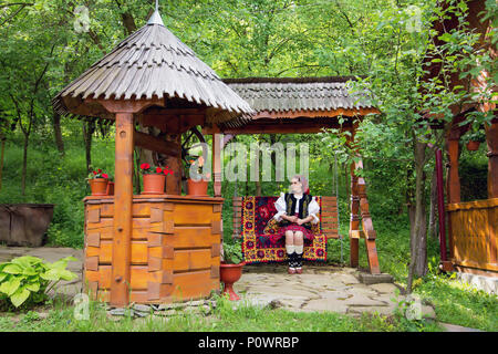 Ritratto di una giovane e bella donna che indossa tradizionale Rumena vestiti, in Maramures Foto Stock