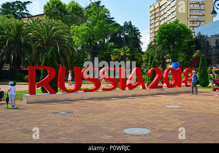 Sochi, Russia - 30 Maggio. 2018. Installazione di iscrizione simboleggia la Coppa del Mondo FIFA 2018 in Piazza cooperativa Foto Stock