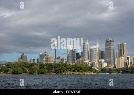 Sydney skyline della città su una cortina di nubi Winter's day, Sydney, Australia Foto Stock