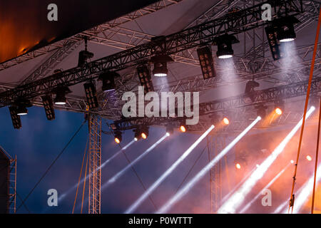 Proiettori professionali e attrezzature di fulmini. concerto stadio prima che le prestazioni Foto Stock