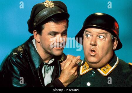 Pellicola originale titolo: HOGAN'S HEROES-TV. Titolo inglese: HOGAN'S HEROES-TV. Anno: 1965. Stelle: JOHN BANNER; BOB GRU. Credito: CBS TV/Bing Crosby PRODUCTIONS / Album Foto Stock