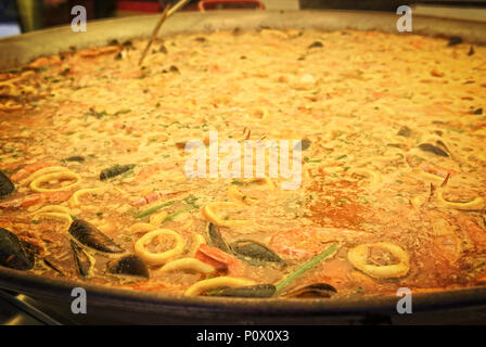 La paella di frutti di mare in una padella per paella Foto Stock