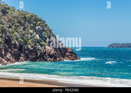 Vista zenith Beach, Port Stephens, NSW, Australia, mostrando il promontorio roccioso, e l'uscita verso il mare aperto. Foto Stock