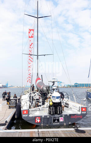 Cardiff, Regno Unito - Giugno 08, 2018: Team Scallywag ancorato nel Volvo Ocean Race Village a Cardiff, nel Galles. Foto Stock