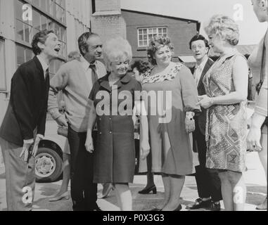 Pellicola originale titolo: portare su a vostra convenienza. Titolo inglese: proseguite a vostra convenienza. Regista: GERALD THOMAS. Anno: 1971. Stelle: CHARLES HAWTREY; KENNETH WILLIAMS; JOAN SIMS; SID JAMES; HATTIE JACQUES. Credito: RANK / Album Foto Stock