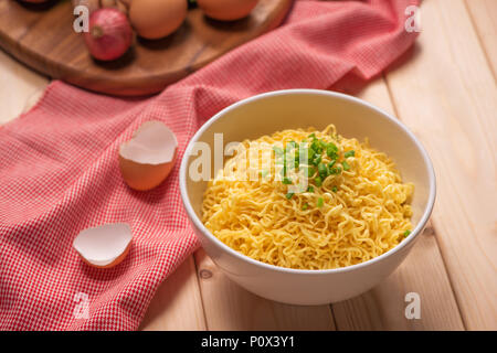 Tagliatelle istante nella ciotola con le verdure. Foto Stock