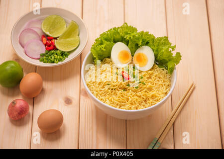 Asian Tagliatelle con verdure e uova sode Foto Stock