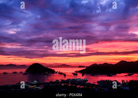 Vista del Labuan Bajo porto al tramonto, isola di Flores (Nusa Tenggara Est), Indonesia. Foto Stock