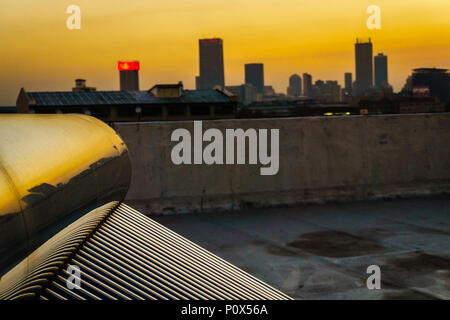 Un calorifero di acqua solare su un tetto in Troyeville, Johannesburg, Sud Africa Foto Stock