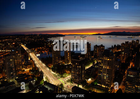 Bellissimo paesaggio urbano antenna vista durante una vibrante del tramonto. Presi nel centro cittadino di Vancouver, British Columbia, Canada. Foto Stock