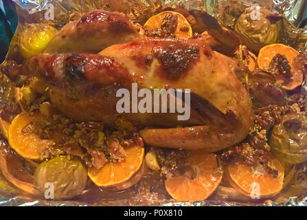 Cotta nel forno faraona aka italiano piatto di Natale con la zucca Mandarin, macadamia, pecan, miele, semi di sesamo, rosmarino, pepe, sale. Mosca, Russia Foto Stock