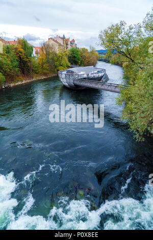 Il fiume Mur e Murinsel sul ponte, Graz, Austria Foto Stock