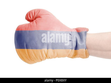 Bandiera dell'Armenia sul guanto di boxe isolato su uno sfondo bianco Foto Stock