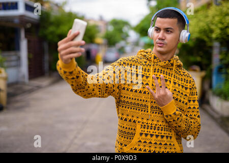 Giovani multi-etnico uomo asiatico nelle strade all'aperto Foto Stock