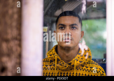 Giovani multi-etnico uomo asiatico nelle strade all'aperto Foto Stock