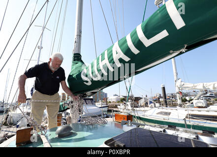 Il Sir Robin Knox-Johnston sorge sul ponte della sua barca Suhaili su cui divenne la prima persona a vela non stop in tutto il mondo 50 anni fa. Foto Stock