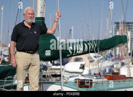 È sotto embargo per 0001 Lunedì 11 giugno Sir Robin Knox-Johnston sorge sul ponte della sua barca Suhaili su cui divenne la prima persona a vela non stop in tutto il mondo 50 anni fa. Foto Stock