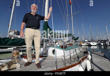 È sotto embargo per 0001 Lunedì 11 giugno Sir Robin Knox-Johnston sorge sul ponte della sua barca Suhaili su cui divenne la prima persona a vela non stop in tutto il mondo 50 anni fa. Foto Stock