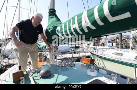 È sotto embargo per 0001 Lunedì 11 giugno Sir Robin Knox-Johnston sorge sul ponte della sua barca Suhaili su cui divenne la prima persona a vela non stop in tutto il mondo 50 anni fa. Foto Stock