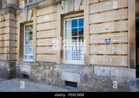 I risultati sportivi sono calati sulle pareti degli alloggi a Peckwater Quadrangle, Christ Church, Oxford Foto Stock