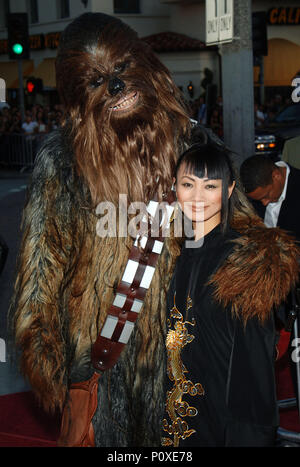 Imballano e Chewbecca alla Star War III: La vendetta dei Sith al Westwood Village Theatre di Los Angeles. Maggio 12, 2005. 01 affidando Chewbecca018 Red Carpet Event, verticale, STATI UNITI D'AMERICA, industria cinematografica, celebrità, fotografia, Bestof, arte cultura e intrattenimento, Topix celebrità moda / Verticale, meglio di, evento nella vita di Hollywood - California, moquette rossa e dietro le quinte, USA, industria cinematografica, celebrità, movie celebrità, personaggi televisivi, musica celebrità, fotografia, Bestof, arte cultura e intrattenimento, Topix, verticale, una persona, da anni , 2003-2005, inchiesta tsuni@Gamma Foto Stock