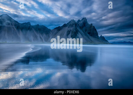 Riflessioni nel mare di Vestrahorn Foto Stock