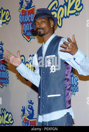 Snoop Dogg arrivando a Spike TV Video Game Awards a Santa Monica Barker Hangar a Los Angeles. Dicembre 14, 2004.05--SnoopDogg089 Red Carpet Event, verticale, STATI UNITI D'AMERICA, industria cinematografica, celebrità, fotografia, Bestof, arte cultura e intrattenimento, Topix celebrità moda / Verticale, meglio di, evento nella vita di Hollywood - California, moquette rossa e dietro le quinte, USA, industria cinematografica, celebrità, movie celebrità, personaggi televisivi, musica celebrità, fotografia, Bestof, arte cultura e intrattenimento, Topix, verticale, una persona, da anni , 2003-2005, inchiesta tsuni@Gamma-USA.com - Foto Stock