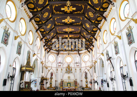 Interno della Chiesa in festa della Natività di Nostra Signora cattedrale a Samut Songkhram, Thailandia. Foto Stock