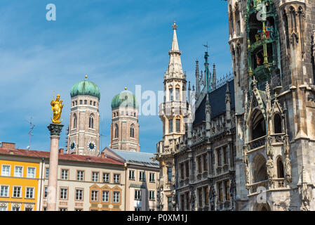 Visualizzazione dettagliata dell'architettura presso la Marienplatz a Monaco di Baviera, Germania Foto Stock