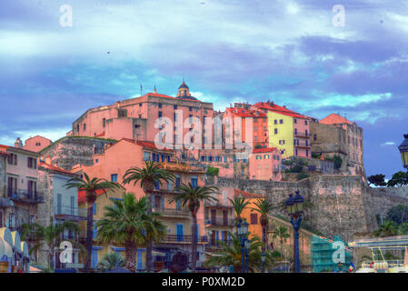 I colori della città vecchia di Ajaccio, città capitale della Corsica Foto Stock