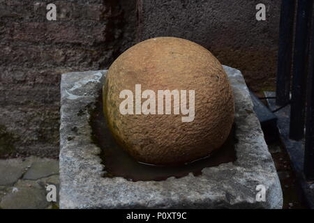 Italia, Roma, 17 maggio 2018, Sant'Angelo. Completato nell'anno 139 come un mausoleo, divenne in seguito un castello. Le palle di cannone in cantiere di tiri. Foto Stock