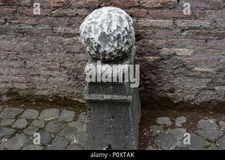 Italia, Roma, 17 maggio 2018, Sant'Angelo. Completato nell'anno 139 come un mausoleo, divenne in seguito un castello. Le palle di cannone in cantiere di tiri. Foto Stock