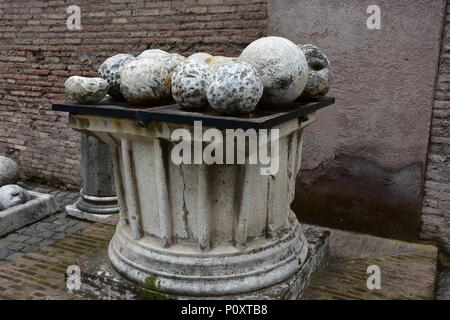 Italia, Roma, 17 maggio 2018, Sant'Angelo. Completato nell'anno 139 come un mausoleo, divenne in seguito un castello. Le palle di cannone in cantiere di tiri. Foto Stock