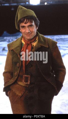 Pellicola originale titolo: BABBO NATALE. Titolo inglese: BABBO NATALE. Regista: JEANNOT SZWARC. Anno: 1985. Stelle: DUDLEY MOORE. Copyright: Editoriale all'interno di utilizzare solo. Questa è una distribuita pubblicamente handout. I diritti di accesso soltanto, senza licenza di copyright fornite. Autorizzazione obbligatoria per Visual Icona (www.visual-icon.com) è richiesto per la riproduzione di questa immagine. Credito: TRI-STAR PICTURES / PENN, BOB / Album Foto Stock