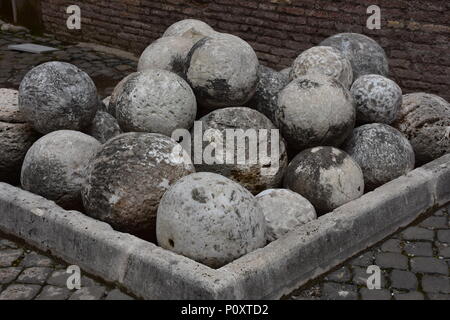 Italia, Roma, 17 maggio 2018, Sant'Angelo. Completato nell'anno 139 come un mausoleo, divenne in seguito un castello. Le palle di cannone in cantiere di tiri. Foto Stock