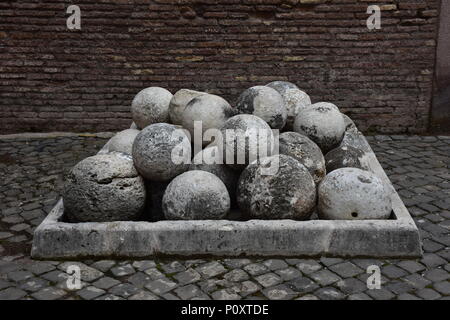 Italia, Roma, 17 maggio 2018, Sant'Angelo. Completato nell'anno 139 come un mausoleo, divenne in seguito un castello. Le palle di cannone in cantiere di tiri. Foto Stock