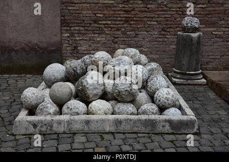 Italia, Roma, 17 maggio 2018, Sant'Angelo. Completato nell'anno 139 come un mausoleo, divenne in seguito un castello. Le palle di cannone in cantiere di tiri. Foto Stock