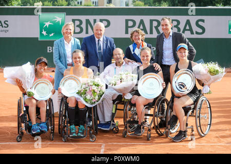 Parigi, Francia. Il 9 giugno, 2018. Yui Kamiji (JPN) Marjolein Buis, Aniek van Koot, diede de Groot (NED) Tennis : Yui Kamiji del Giappone, Marjolein Buis, Aniek van Koot e diede de Groot del Paesi Bassi pongono con i trofei durante la cerimonia di premiazione dopo la donna della sedia a rotelle raddoppia la partita finale del Open di Francia di tennis tournament al Roland Garros di Parigi, Francia . Credito: AFLO/Alamy Live News Foto Stock