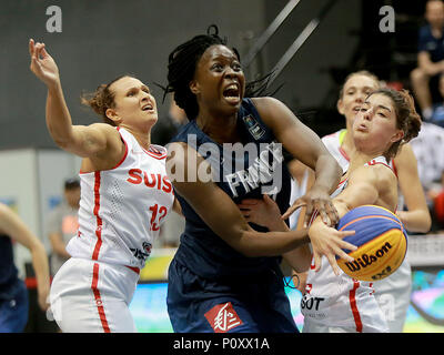 Bulacan nelle Filippine. Decimo Giugno, 2018. Christelle Diallo (C) della Francia compete contro giocatori provenienti dalla Svizzera durante le donne del Pool B in corrispondenza della FIBA 3x3 la Coppa del Mondo in provincia di Bulacan, Filippine, 10 giugno 2018. La Francia ha vinto 21-16. Credito: Rouelle Umali/Xinhua/Alamy Live News Foto Stock