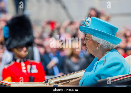 Londra, Regno Unito. Il 9 giugno 2018. La regina sul Mall - La regina il compleanno Parade, più comunemente nota come Trooping il colore. Le guardie Coldstream truppa il loro colore., Credito: Guy Bell/Alamy Live News Foto Stock