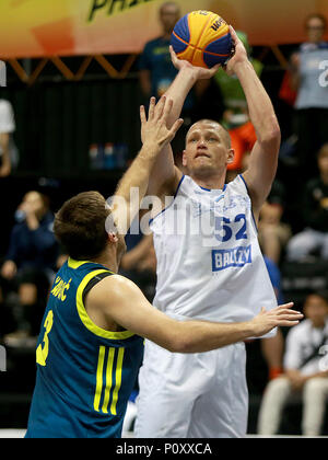 Bulacan nelle Filippine. Decimo Giugno, 2018. Joonas Jarvelainen (R) dell'Estonia spara la sfera contro Adin Kavgic della Slovenia durante l'uomo Pool B in corrispondenza della FIBA 3x3 la Coppa del Mondo in provincia di Bulacan, Filippine, 10 giugno 2018. La Slovenia ha vinto 21-15. Credito: Rouelle Umali/Xinhua/Alamy Live News Foto Stock