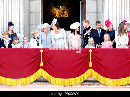 Londra, Regno Unito. 09 Giugno, 2018. Sir Timothy Laurence, il principe Harry e Meghan Markle, duchessa di Sussex, Camilla, duchessa di Cornovaglia e Kate, duchessa di Cambridge al balcone di Buckingham Palace di Londra il 09 giugno 2018, a frequentare Trooping il colore, il compleanno di Queens Parade foto : Albert Nieboer/Paesi Bassi OUT/point de vue fuori - nessun filo SERVICE - Credit: Albert Nieboer/Royal Premere Europa/EPR/dpa/Alamy Live News Foto Stock