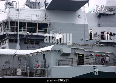 Portsmouth, Regno Unito. Il 10 giugno 2018. Guardati da una folla immensa, Royal Navy portaerei HMS Queen Elizabeth si allontana la sua casa porto di Portsmouth per la sua ultima distribuzione. Foto Stock