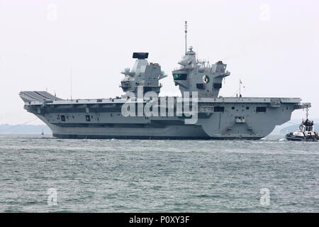 Portsmouth, Regno Unito. Il 10 giugno 2018. Guardati da una folla immensa, Royal Navy portaerei HMS Queen Elizabeth si allontana la sua casa porto di Portsmouth per la sua ultima distribuzione. Foto Stock