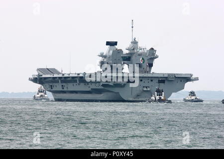 Portsmouth, Regno Unito. Il 10 giugno 2018. Guardati da una folla immensa, Royal Navy portaerei HMS Queen Elizabeth si allontana la sua casa porto di Portsmouth per la sua ultima distribuzione. Foto Stock