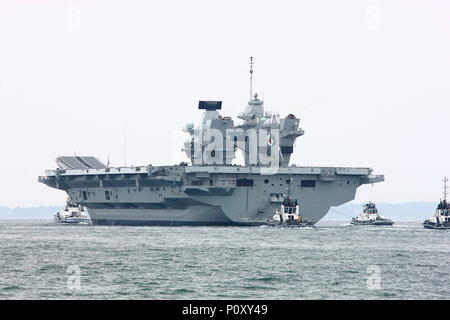 Portsmouth, Regno Unito. Il 10 giugno 2018. Guardati da una folla immensa, Royal Navy portaerei HMS Queen Elizabeth si allontana la sua casa porto di Portsmouth per la sua ultima distribuzione. Foto Stock