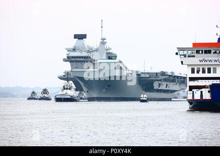 Portsmouth, Regno Unito. Il 10 giugno 2018. Guardati da una folla immensa, Royal Navy portaerei HMS Queen Elizabeth si allontana la sua casa porto di Portsmouth per la sua ultima distribuzione. Foto Stock