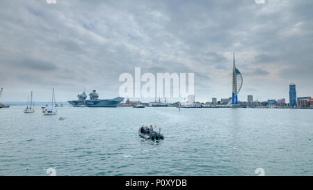 Portsmouth, Regno Unito. Il 10 giugno 2018. HMS QUEEN ELIZABETH - la Royal Navy della più recente e la più grande nave da guerra - vele da Portsmouth solo per la seconda occasione, questa volta la rubrica per gli Stati Uniti per il primo della classe prove di volo e caldo di esperimenti in mare Credito: Julian Gazzard/Alamy Live News Foto Stock