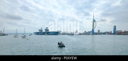 Portsmouth, Regno Unito. Il 10 giugno 2018. HMS QUEEN ELIZABETH - la Royal Navy della più recente e la più grande nave da guerra - vele da Portsmouth solo per la seconda occasione, questa volta la rubrica per gli Stati Uniti per il primo della classe prove di volo e caldo di esperimenti in mare Credito: Julian Gazzard/Alamy Live News Foto Stock